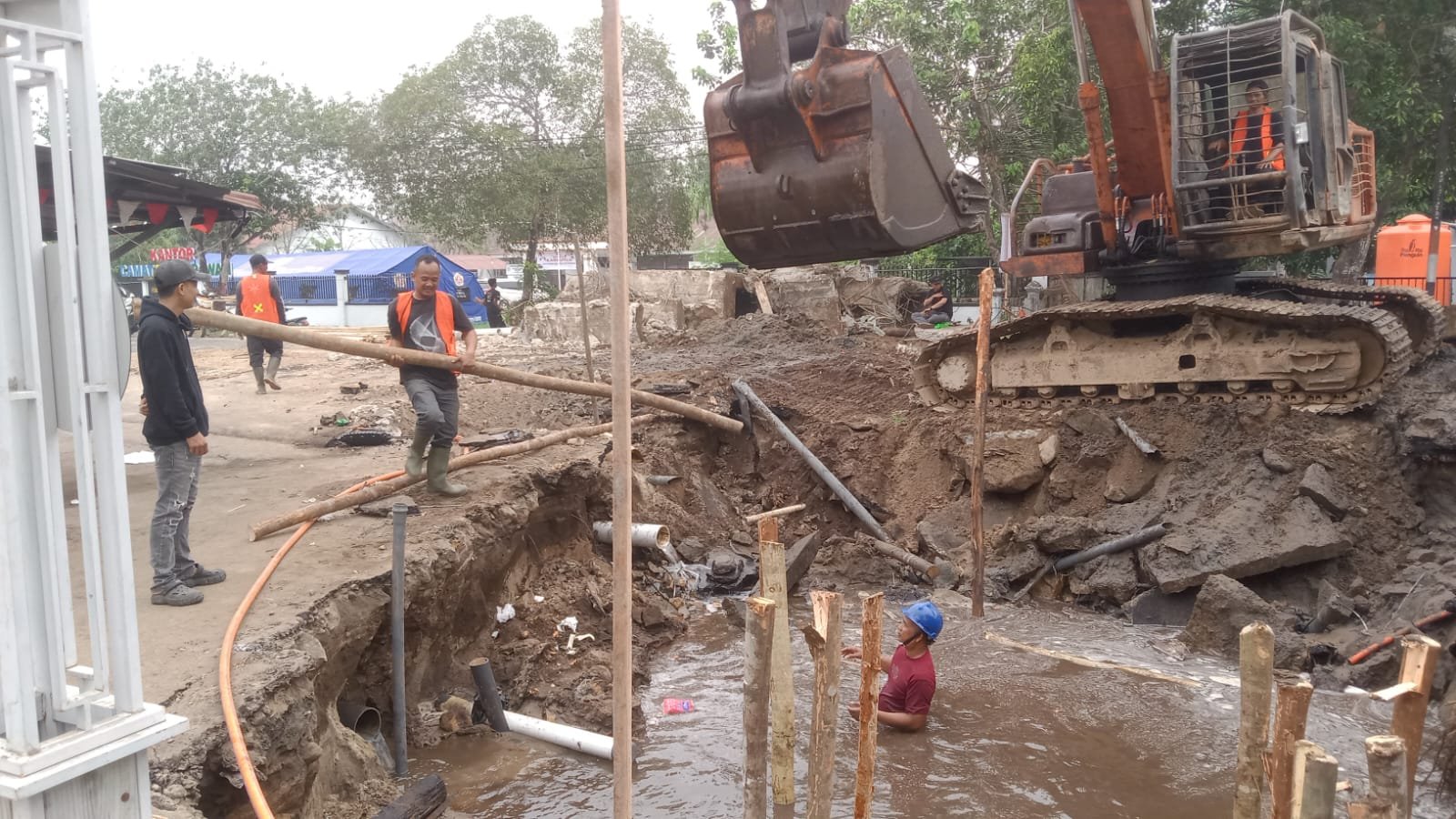 Excavator proyek yang bekerja mengenai pipa PDAM hingga putus dan menyebabkan gangguan distribusi air bersih.