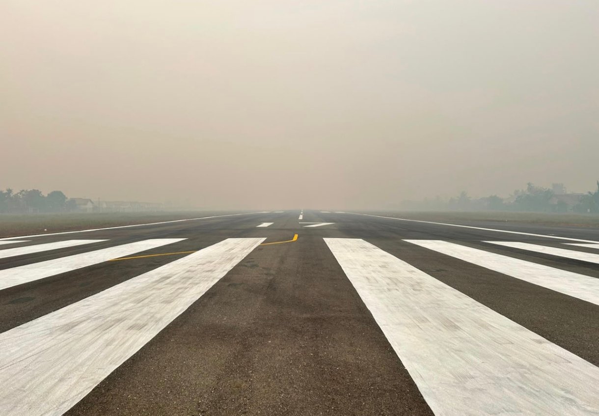 Kabut asap di bandara Rahadi Usman Ketapang.