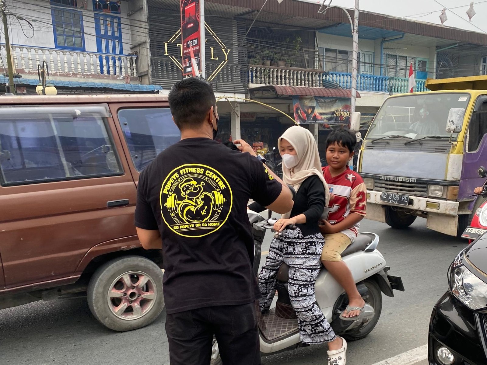Popeye Gym Sintete bagikan masker kepada masyarakat sekitar disaat kabut asap melanda.