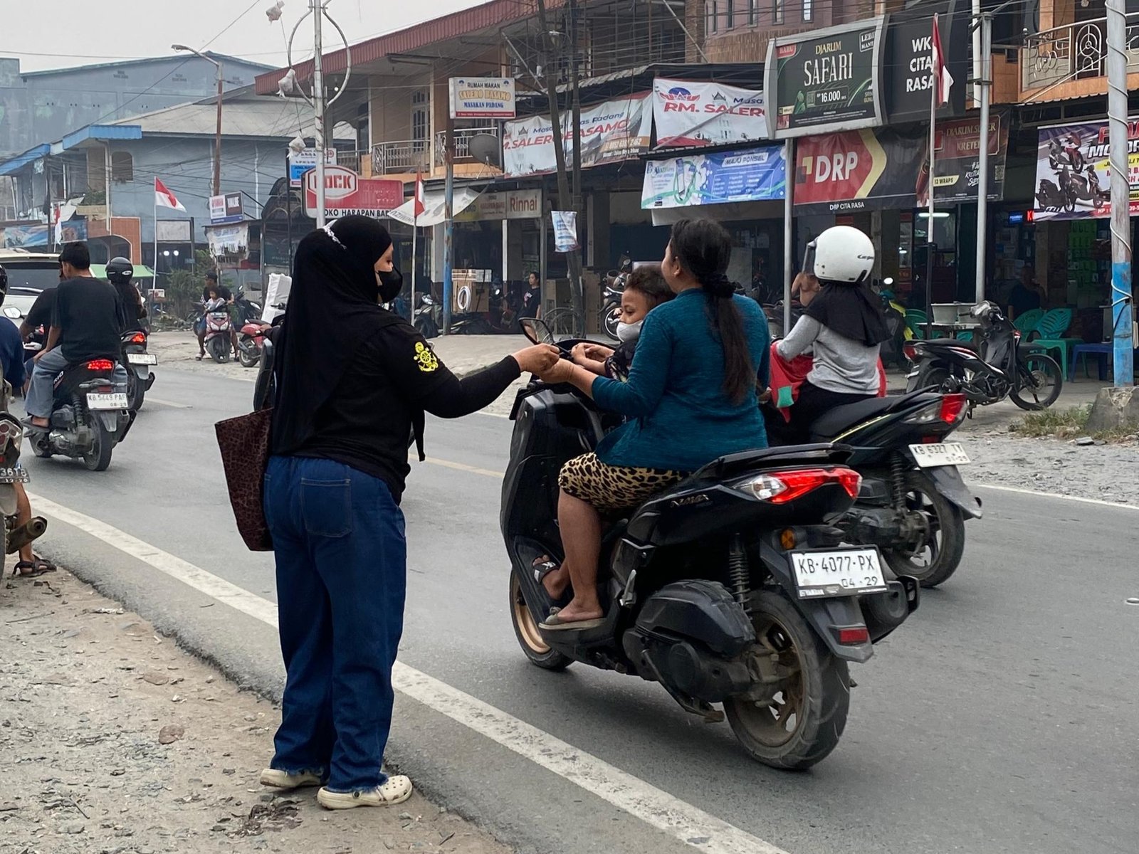 Popeye Gym Sintete bagikan masker kepala masyarakat di saat kabut asap melanda.