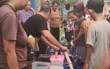Kemarau Melanda, Puskesmas Sungai Pinyuh Salurkan 10.000 Liter Air Bersih untuk Warga