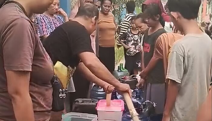 Kemarau Melanda, Puskesmas Sungai Pinyuh Salurkan 10.000 Liter Air Bersih untuk Warga