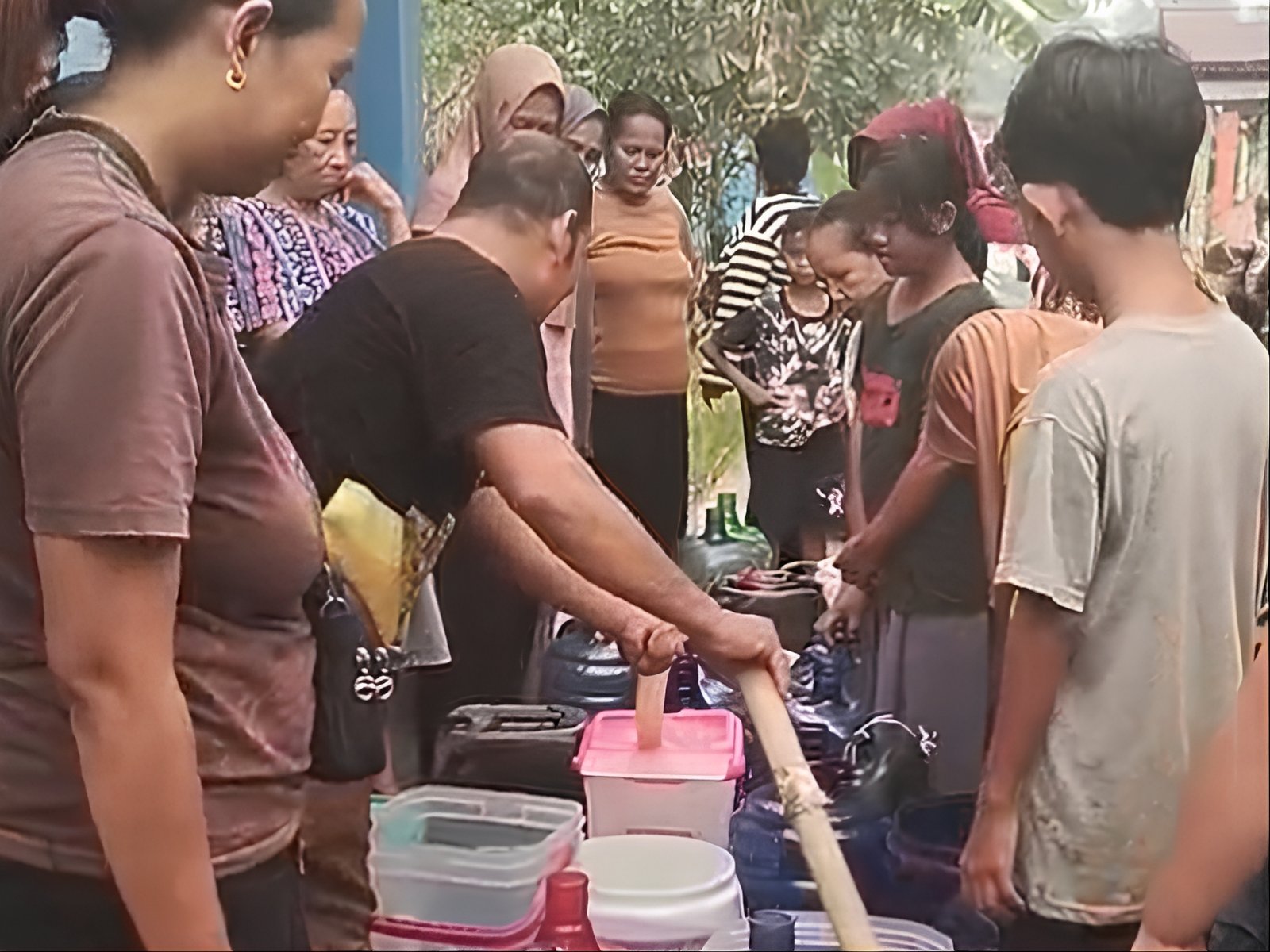 Kemarau Melanda, Puskesmas Sungai Pinyuh Salurkan 10.000 Liter Air Bersih untuk Warga
