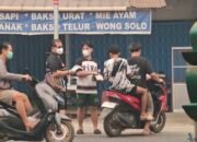 Damkar BPA-SP Young Squad Bersama Viva dan Polsek Bagikan Masker di Pasar Sungai Pinyuh