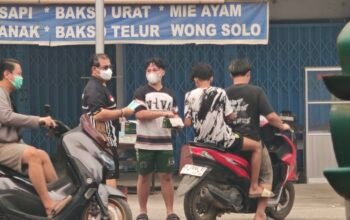 Damkar BPA-SP Young Squad Bersama Viva dan Polsek Bagikan Masker di Pasar Sungai Pinyuh