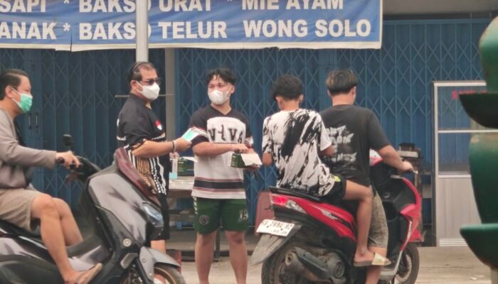 Damkar BPA-SP Young Squad Bersama Viva dan Polsek Bagikan Masker di Pasar Sungai Pinyuh