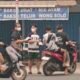 Sejumlah relawan di Sungai Pinyuh bagikan masker untuk pengguna jalan.