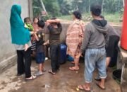 Damkar Jaguar Sungai Pinyuh salurkan bantuan air bersih untuk warga.