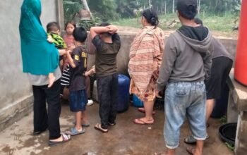 Damkar Jaguar Sungai Pinyuh salurkan bantuan air bersih untuk warga.