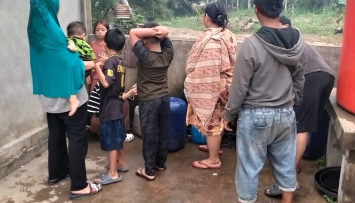 Damkar Jaguar Salurkan 4.000 Liter Air Bersih untuk Warga Sungai Sahang