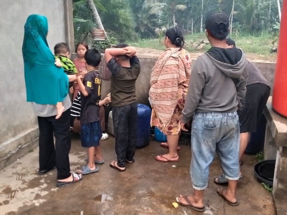 Damkar Jaguar Sungai Pinyuh salurkan bantuan air bersih untuk warga.