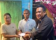 Haji Hismunanda atau Haji Anda memberi bantuan tambahan untuk percepatan bedah rumah Julita. Seorang pedagang kue keliling di Kelurahan Sungai Pinyuh, Kabupaten Mempawah, Provinsi Kalimantan Barat, Sabtu 19 September 2026/Bung Ranie/Jejaring Kalbar