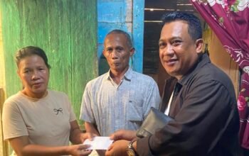 Haji Hismunanda atau Haji Anda memberi bantuan tambahan untuk percepatan bedah rumah Julita. Seorang pedagang kue keliling di Kelurahan Sungai Pinyuh, Kabupaten Mempawah, Provinsi Kalimantan Barat, Sabtu 19 September 2026/Bung Ranie/Jejaring Kalbar