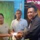 Haji Hismunanda atau Haji Anda memberi bantuan tambahan untuk percepatan bedah rumah Julita. Seorang pedagang kue keliling di Kelurahan Sungai Pinyuh, Kabupaten Mempawah, Provinsi Kalimantan Barat, Sabtu 19 September 2026/Bung Ranie/Jejaring Kalbar