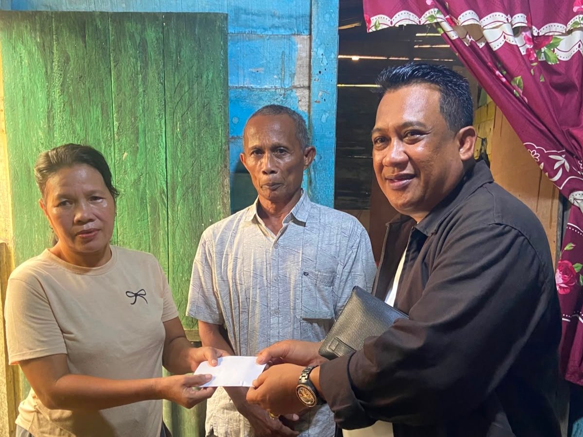 Haji Hismunanda atau Haji Anda memberi bantuan tambahan untuk percepatan bedah rumah Julita. Seorang pedagang kue keliling di Kelurahan Sungai Pinyuh, Kabupaten Mempawah, Provinsi Kalimantan Barat, Sabtu 19 September 2026/Bung Ranie/Jejaring Kalbar