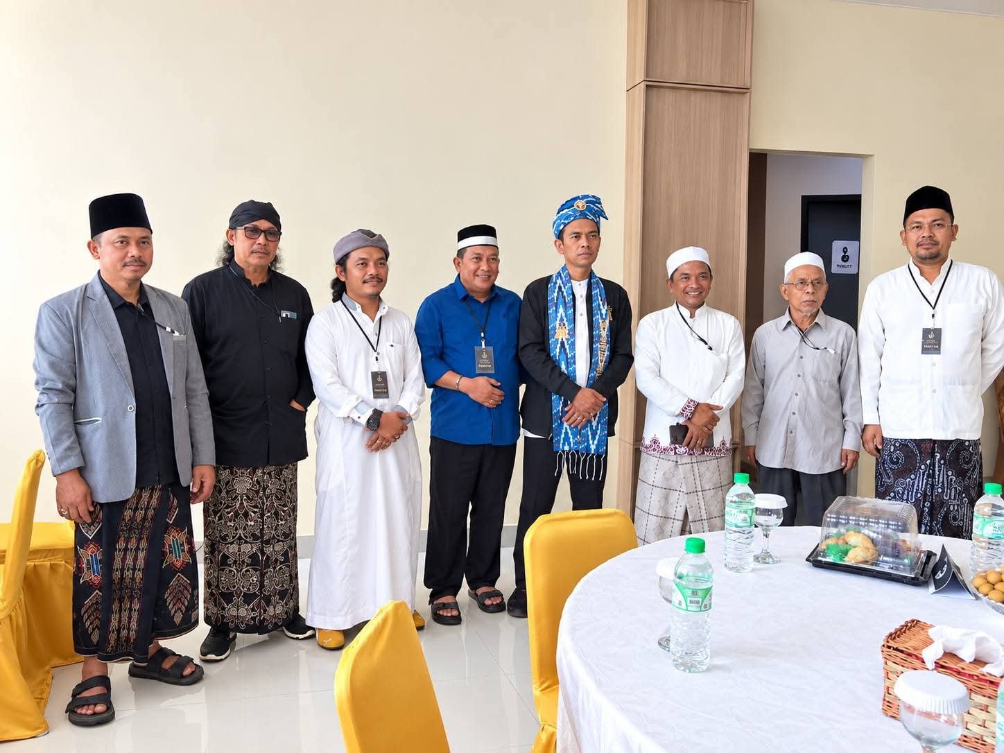 Haji Hismunanda (baju biru) turut menyambut kedatangan Ustaz Abdul Somad sebelum ceramah di Sungai Pinyuh.