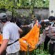 Paria 55 tahun inisial LBC meninggal dalam rumah, diperkirakan sudah 4 hari dan aparat kepolisian melakukan evakuasi.