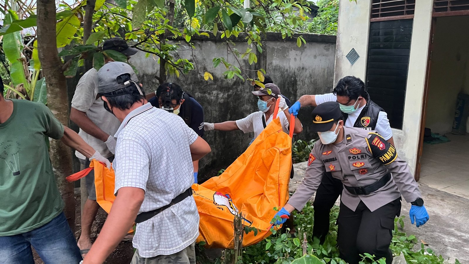 Paria 55 tahun inisial LBC meninggal dalam rumah, diperkirakan sudah 4 hari dan aparat kepolisian melakukan evakuasi.