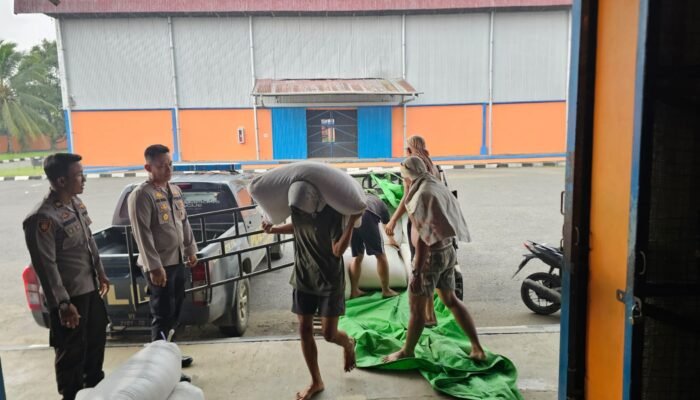 Polsek Sungai Pinyuh Salurkan 1.450 Kg Jagung ke Bulog Mempawah