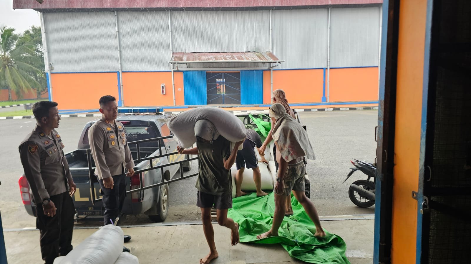 Kapolsek Sungai Pinyuh, AKP Agus Suryana mendampingi penyaluran jagung kelompok tani binaan mereka ke Bulog.
