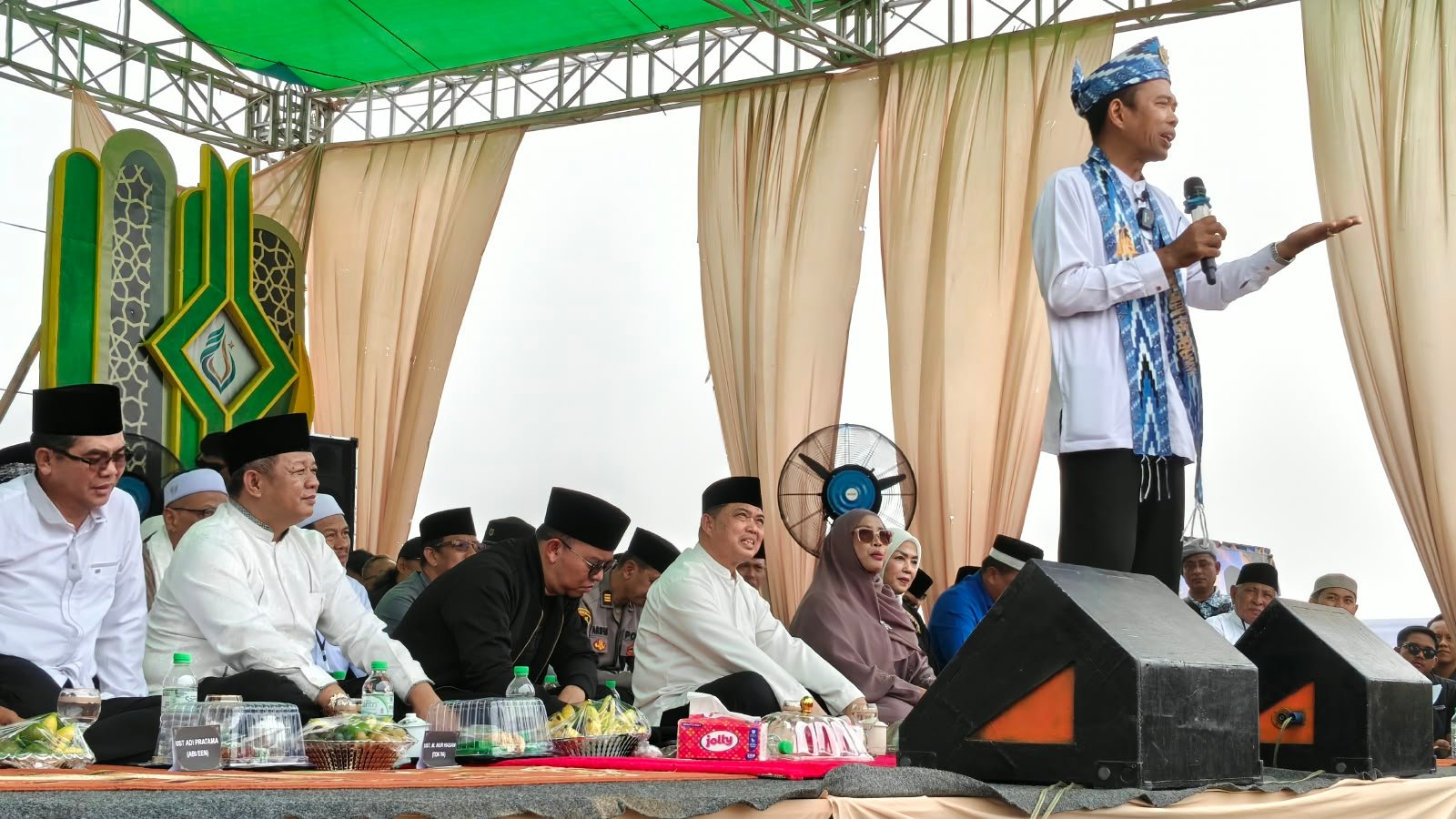 Momen Ketua DPRD Mempawah, Safruddin Asra menghadiri Tabligh Akbar Ustaz Abdul Somad di Sungai Pinyuh.