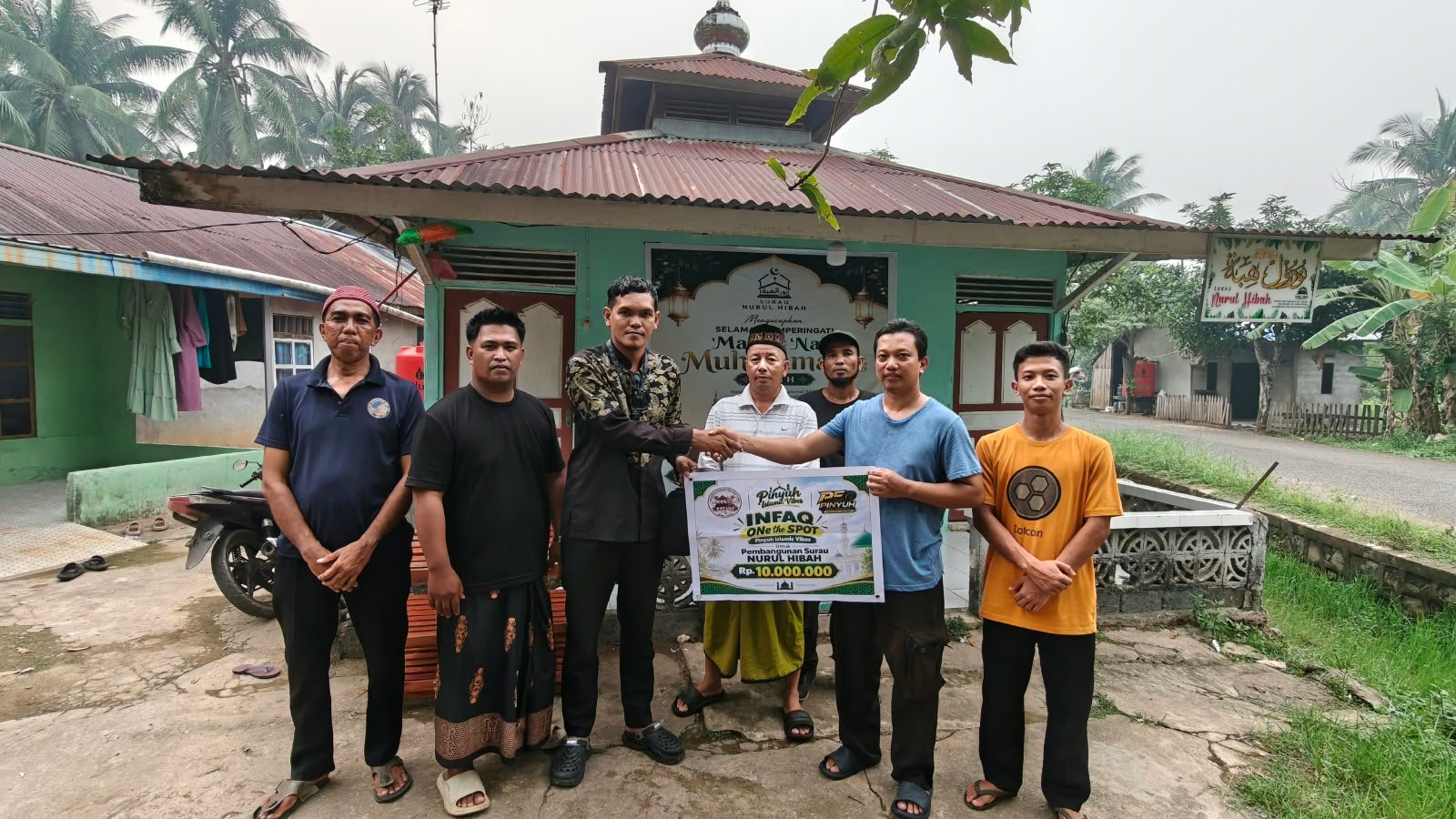 Pengurus Surau Nurul Hibah saat menerima donasi dari Asosiasi UMKM Patoka Sungai Pinyuh.
