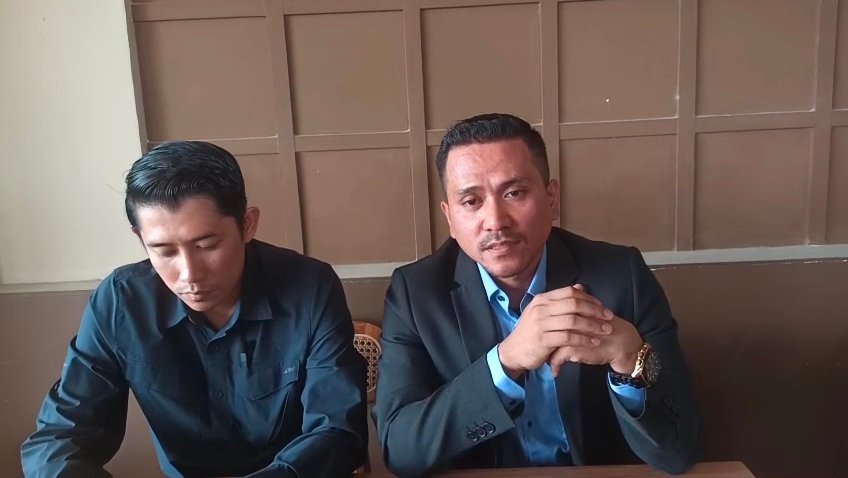 Kuasa hukum RY, Mulyadi Umar dan Yasnil Candra saat diwawancarai.