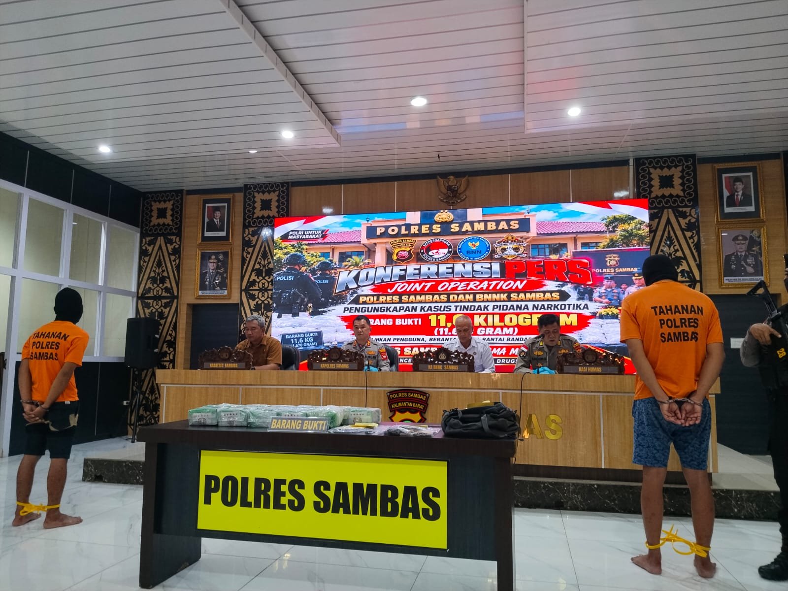 Konferensi pers di Polres Sambas soal pengungkapan kasus narkoba sebanyak 11 kilogram.
