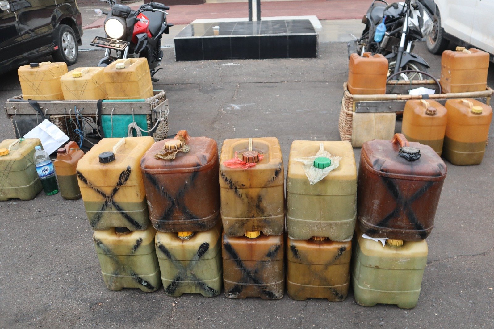 Barang bukti berupa BBM yang diamankan Polres Ketapang dalam pengungkapan kasus.