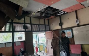 Masih Ada Sekolah Rusak di Sambas, 122 Anak SDN 10 Semayang Belajar di Bawah Atap Bocor