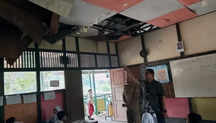 Masih Ada Sekolah Rusak di Sambas, 122 Anak SDN 10 Semayang Belajar di Bawah Atap Bocor