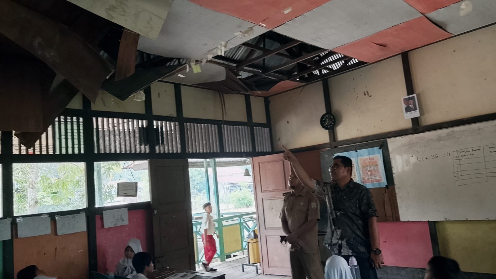 Ketua Komisi IV DPRD Kabupaten Sambas, Mardani dari Fraksi PDIP meninjau sekolah rusak di Semayang, Kecamatan Semparuk.
