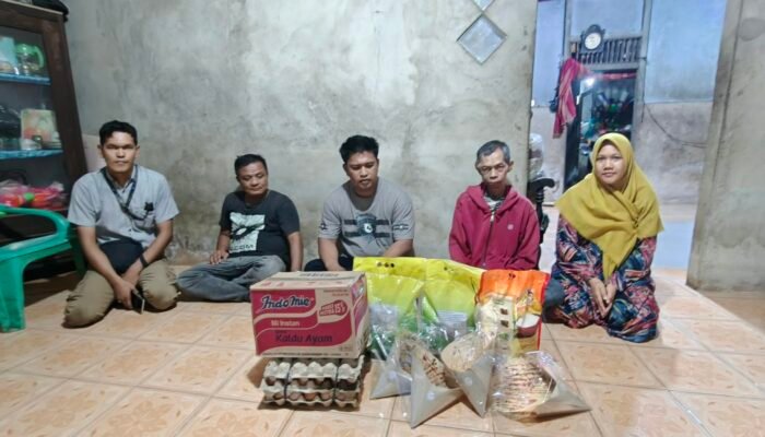 Pedagang UMKM Patoka Sungai Pinyuh Salurkan Bantuan untuk Penderita Tumor Ganas