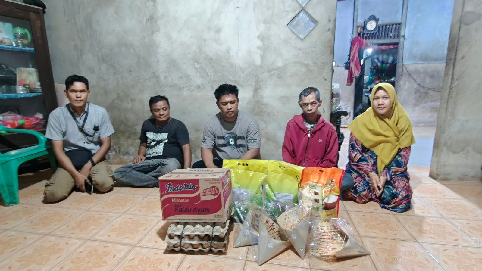 Pedagang UMKM Sungai Pinyuh berikan bantuan untuk Hasan Basri yang menderita tumor.