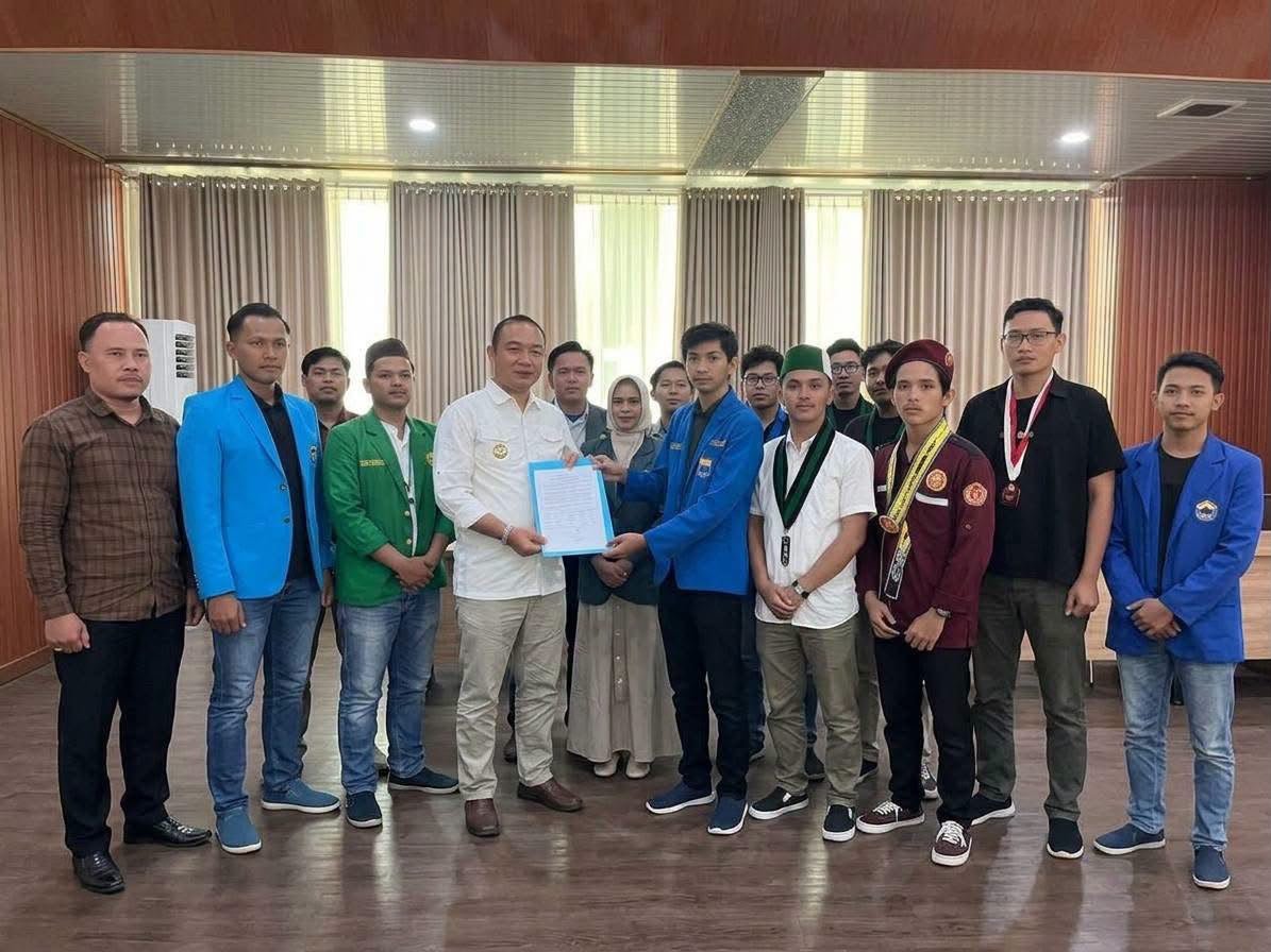 Mahasiswa Cipayung Plus dan BEM menyampaikan aspirasi ke Bupati Ketapang.