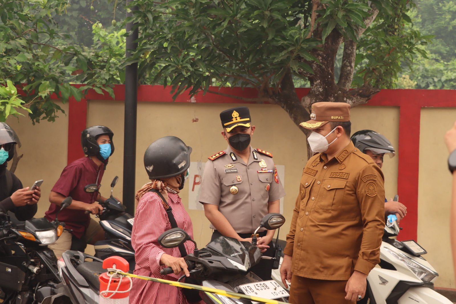 Bupati Ketapang dan Forkopimda meninjau kondisi SPBU.