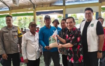 Anggota DPR RI Fraksi PKB, DR Daniel Johan dalam sela kunjunganya ke Sungai Pinyuh.