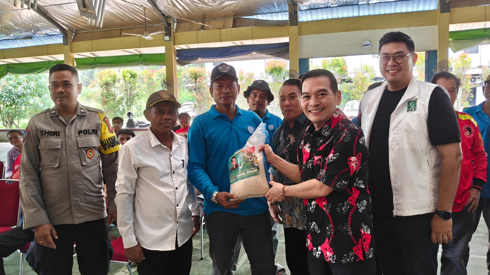 Anggota DPR RI Fraksi PKB, DR Daniel Johan dalam sela kunjunganya ke Sungai Pinyuh.