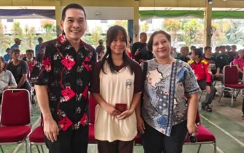 Daniel Johan dan Illene serta ibunya saat bertemu di Sungai Pinyuh.