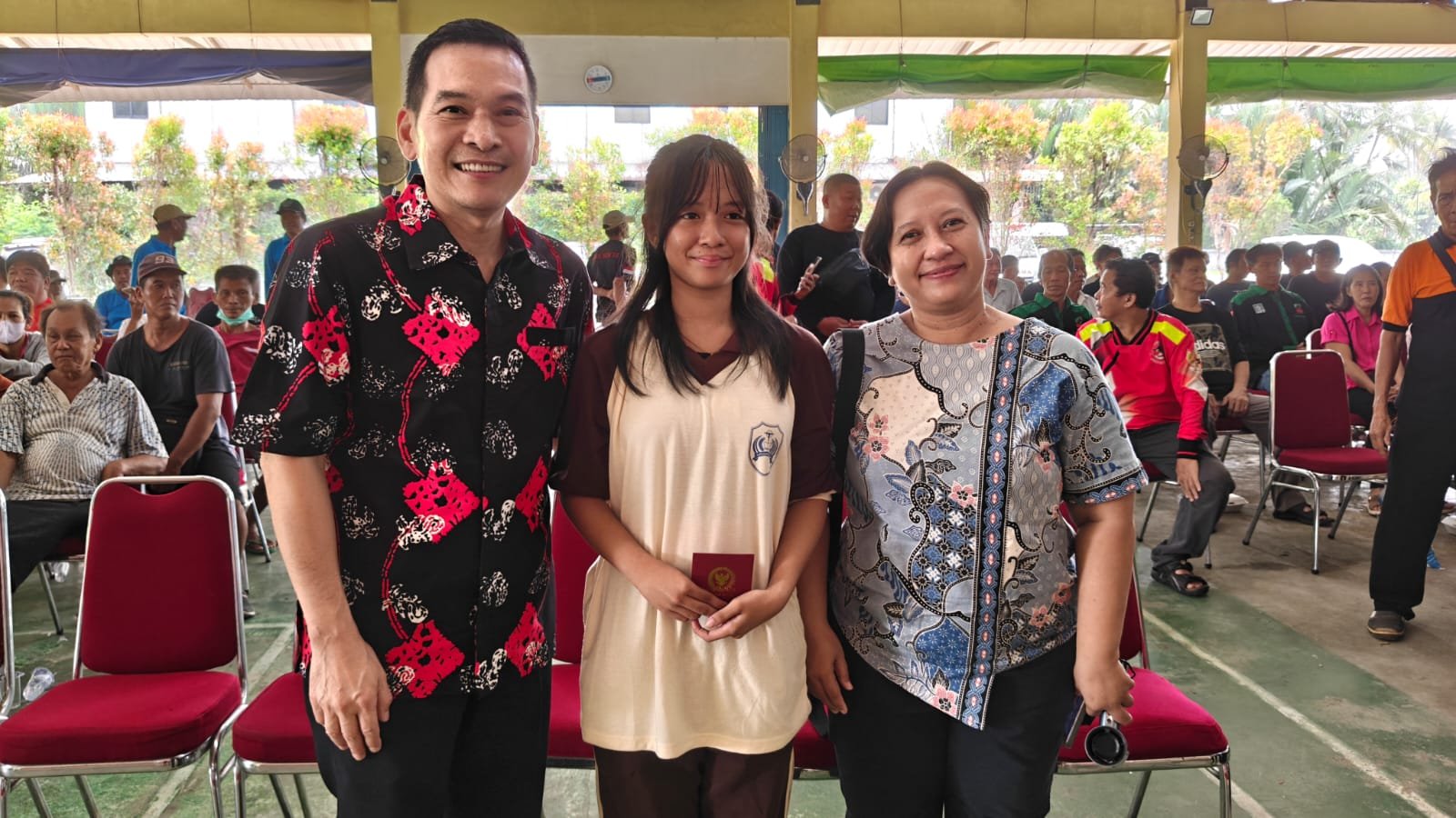 Daniel Johan dan Illene serta ibunya saat bertemu di Sungai Pinyuh.