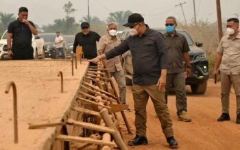Bupati Ketapang, Alexander Wilyo saat meninjau progres pembangunan jalan Pelang.