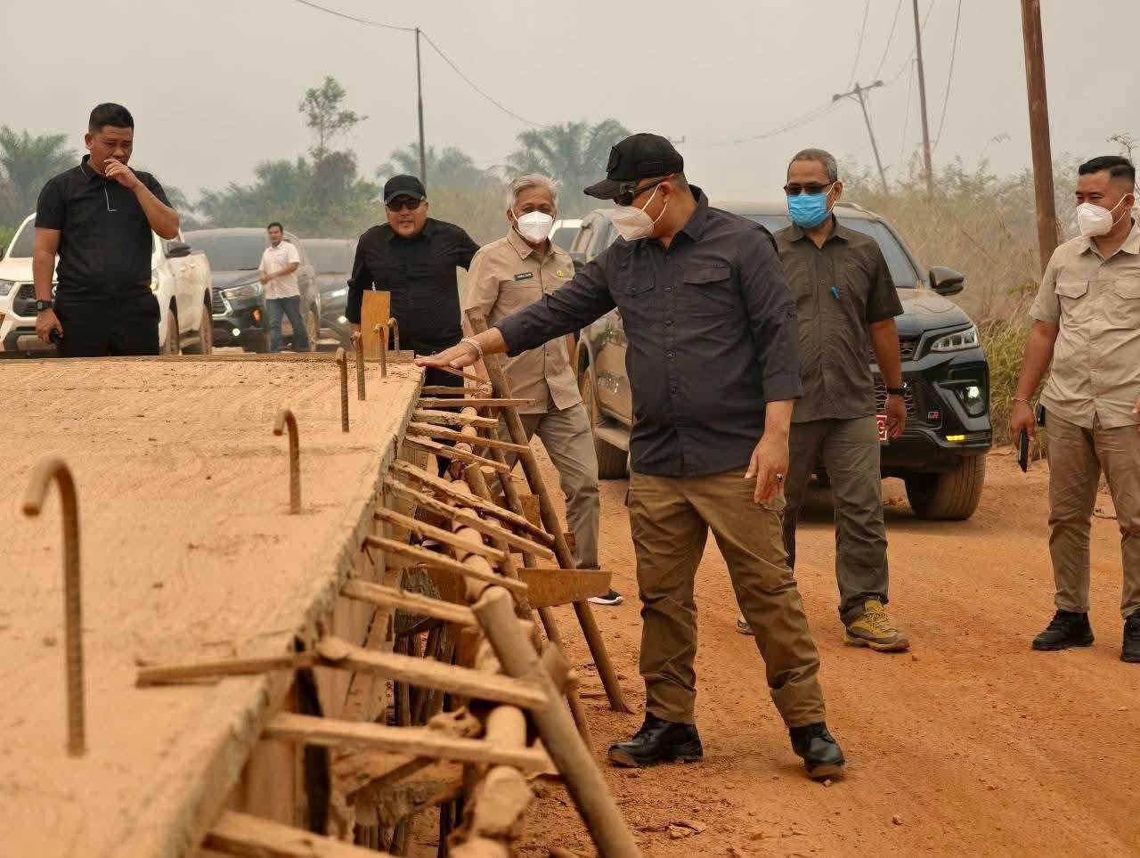 Bupati Ketapang, Alexander Wilyo saat meninjau progres pembangunan jalan Pelang.