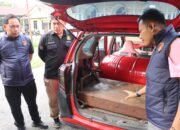 Kasatreskrim Polres Sambas, AKP Suwandi menunjukkan barang bukti tangki siluman milik pelansir pertalite yang mereka tangkap.