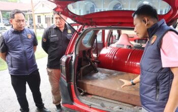 Kasatreskrim Polres Sambas, AKP Suwandi menunjukkan barang bukti tangki siluman milik pelansir pertalite yang mereka tangkap.
