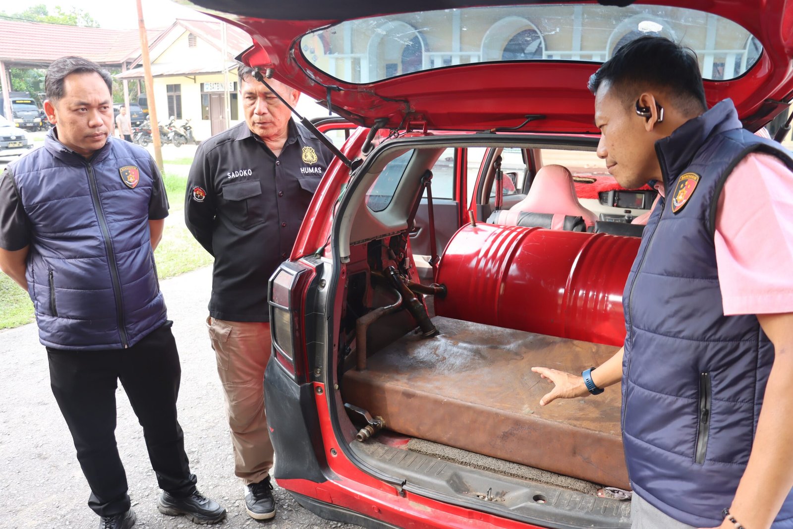 Kasatreskrim Polres Sambas, AKP Suwandi menunjukkan barang bukti tangki siluman milik pelansir pertalite yang mereka tangkap.