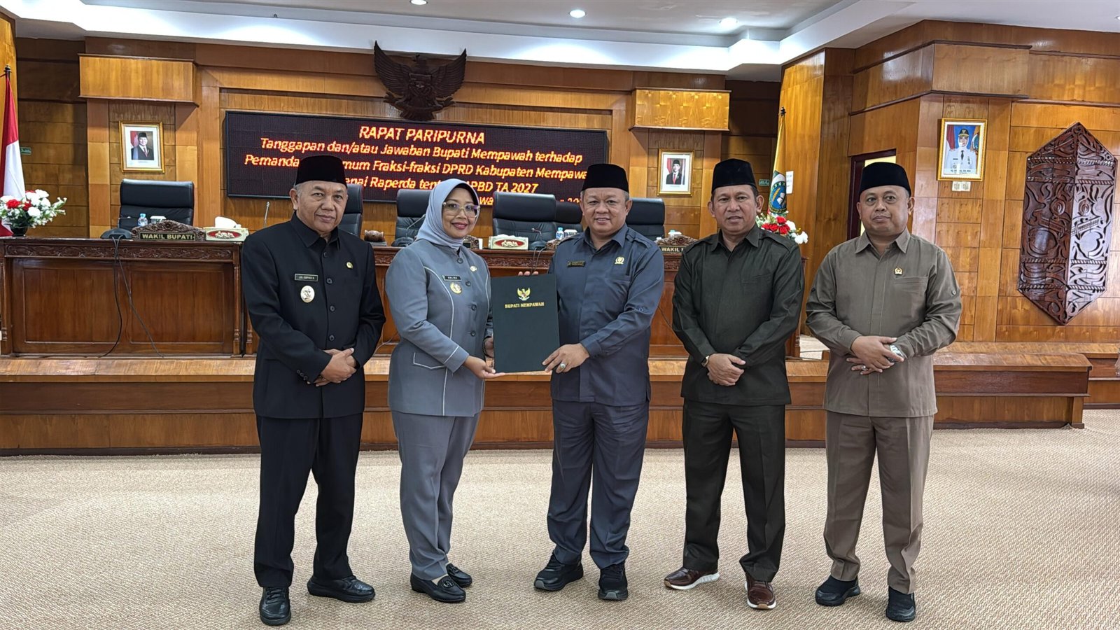 Pimpinan DPRD Mempawah menerima nota jawaban Bupati atas Pandangan Umum Fraksi soal RAPBD 2027