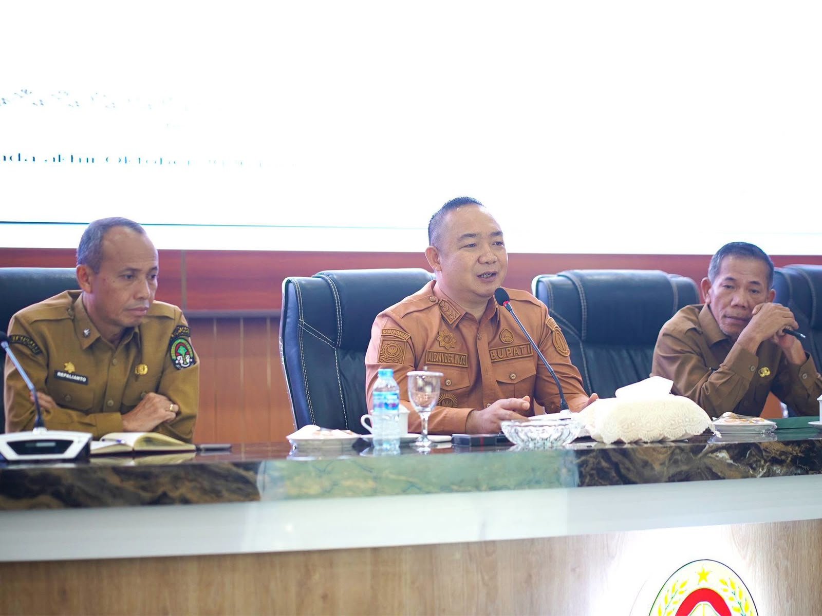 Bupati Ketapang, Alexander Wilyo pimpin rakor penanganan kekeringan.