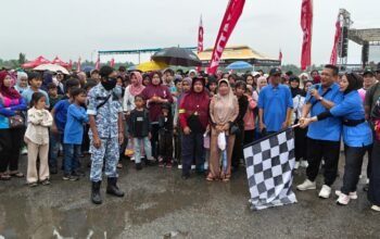 Hujan Tak Surutkan Semangat Warga Ikuti Jalan Sehat Sumpah Pemuda di Sungai Pinyuh
