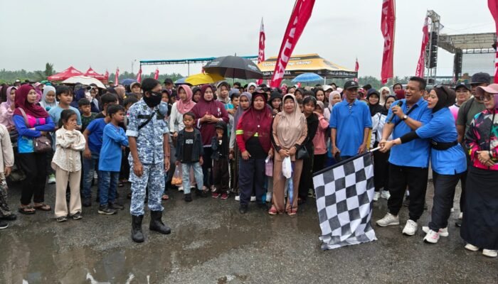 Hujan Tak Surutkan Semangat Warga Ikuti Jalan Sehat Sumpah Pemuda di Sungai Pinyuh