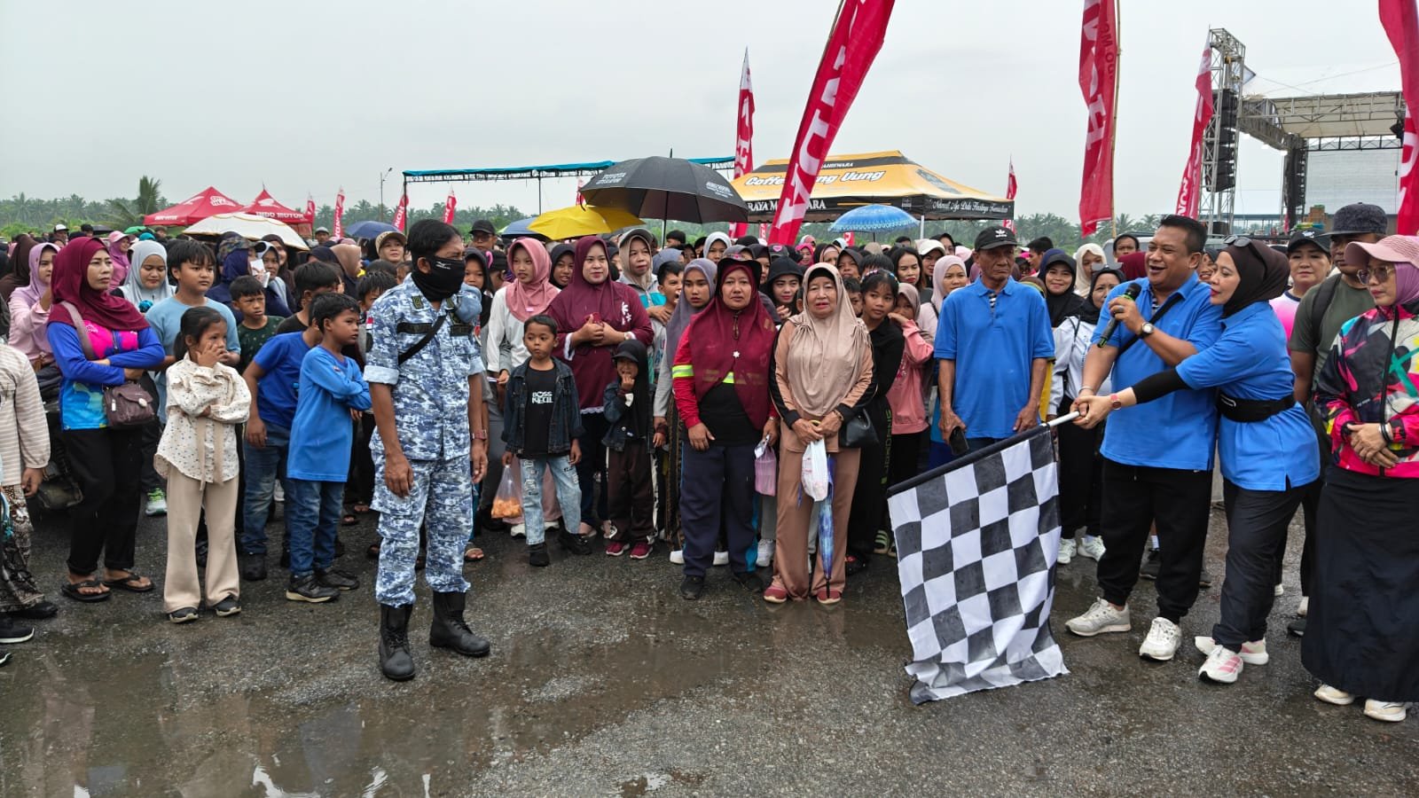Hujan Tak Surutkan Semangat Warga Ikuti Jalan Sehat Sumpah Pemuda di Sungai Pinyuh
